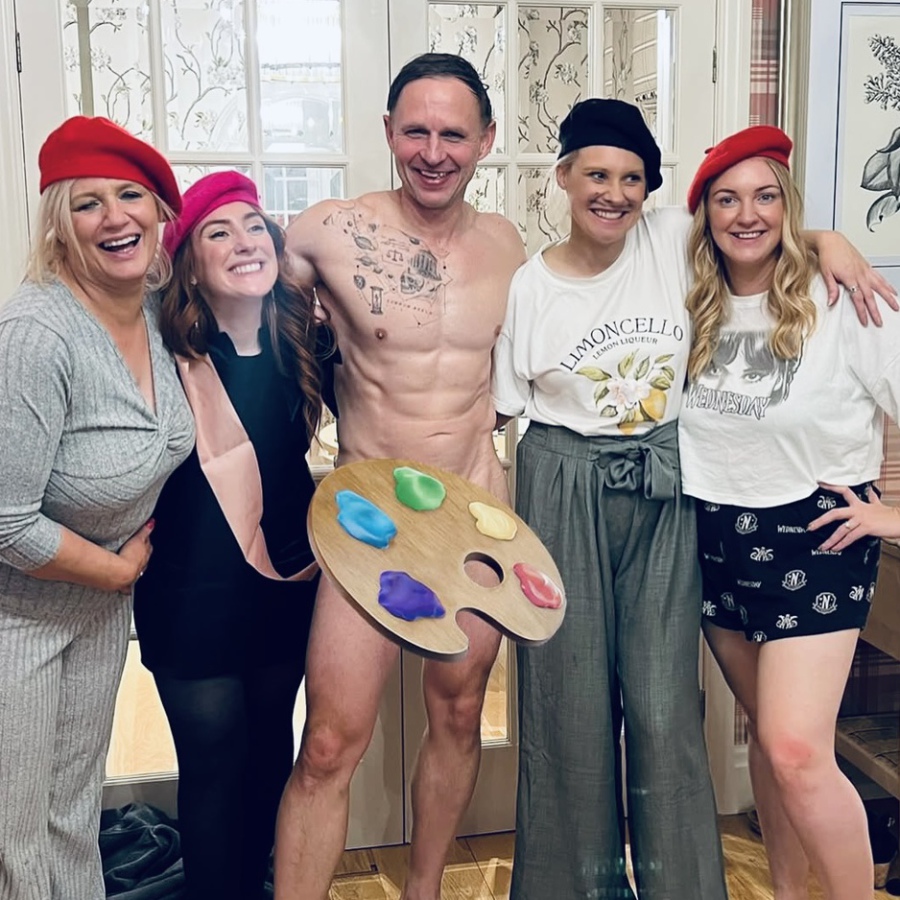 Group photo of a hen party life drawing class with everyone gathered around smiling after the session.